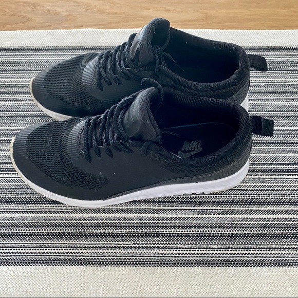 NIKE women’s black sneaker athletic shoe size 7 - Picture 2 of 6